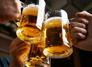 «Τσουγκρίσματα» στον αφρό της μπύρας την εποχή του κορονοϊού
