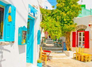 H 7η τέχνη «υποκλίνεται» στο απέραντο γαλάζιο της Αμοργού