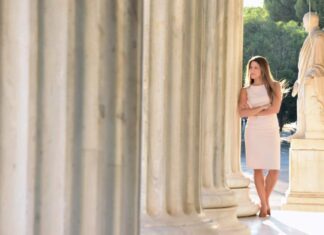 Νεφέλη Ράντου: Διερμηνεύει την επικαιρότητα για τους κωφούς συμπολίτες μας