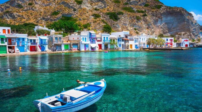 Μανώλης Μικέλης: Η Μήλος είναι χιλιάδες χρώματα και κύματα