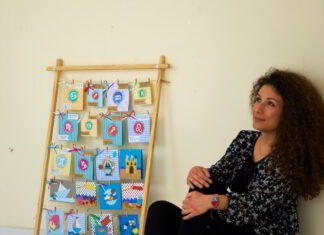 Ελένη Πολυματίδου: «Ντύνει» τις ευχές σας με πολύχρωμα σχέδια