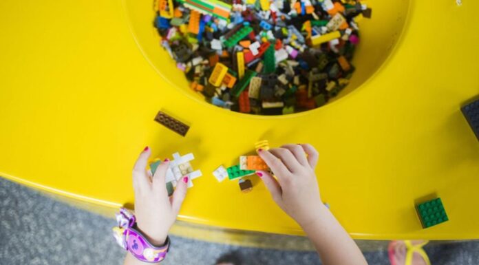 Η Lego «έχτισε» με τα τουβλάκια της «ουρανοξύστες κερδών»