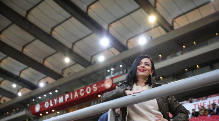 Σοφία Καλιφατίδου: Αποθεώνει τον Ολυμπιακό μέσα από την ζωγραφική της