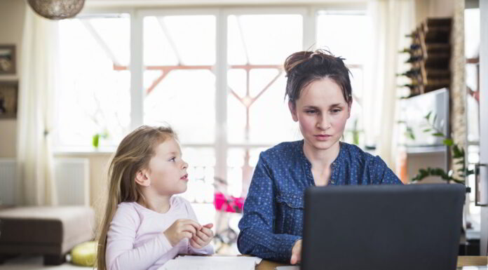 Μητρότητα και τηλεργασία: Συνδυάζονται ή όχι;