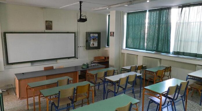 Τα παιδιά στα θρανία ξανά υπό την σκιά του lock-down