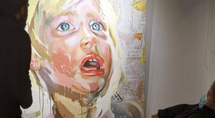 Η ιστορία της Σοφίας που βίωσε την κακοποίηση μέσα από μια έκθεση ζωγραφικής