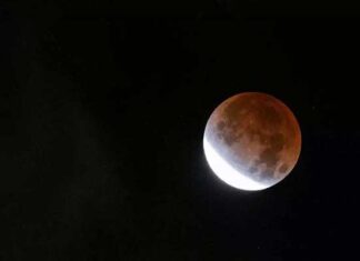 Έκλειψη σελήνης: Η μεγαλύτερη των τελευταίων 580 ετών – Εντυπωσιακές εικόνες