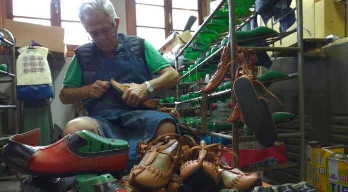 Το τελευταίο εργαστήριο παραδοσιακών υποδημάτων στην Καρδίτσα