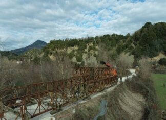 Εργασίες τοποθέτησης γέφυρας Bailey στον ποταμό Άραχθο
