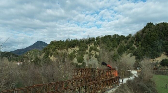 Εργασίες τοποθέτησης γέφυρας Bailey στον ποταμό Άραχθο