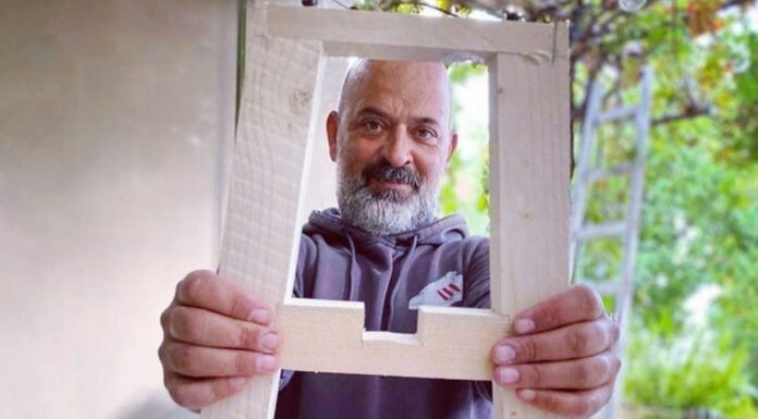 Ο Κωνσταντίνος Ταμπάκης φτιάχνει χειροποίητα σκαμνάκια