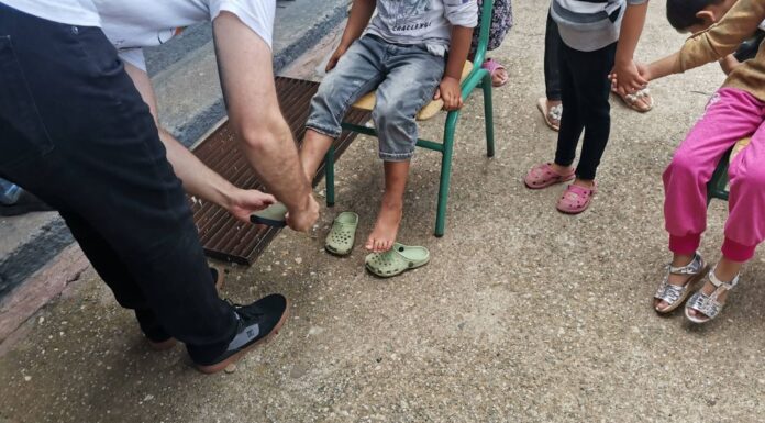 1.551 άπορα παιδιά φόρεσαν καινούρια παπούτσια