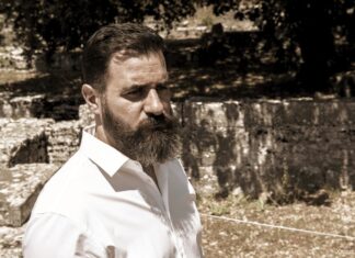 Κωνσταντίνος Φάης: «Αναγεννά» την ιστορία και τη μυθολογία μέσα από τα σκίτσα του