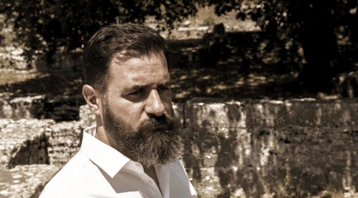 Κωνσταντίνος Φάης: «Αναγεννά» την ιστορία και τη μυθολογία μέσα από τα σκίτσα του