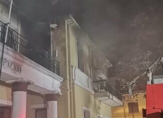 Παραδοθηκε στις φλογες το ιστορικο κτήριο που στεγάζει το δημαρχείο Σερβιων Κοζάνης