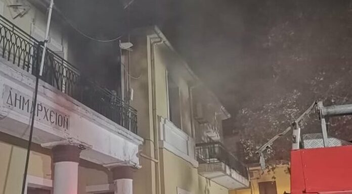 Παραδοθηκε στις φλογες το ιστορικο κτήριο που στεγάζει το δημαρχείο Σερβιων Κοζάνης