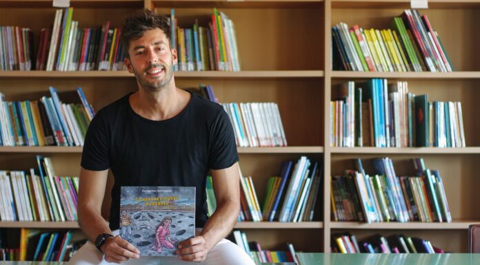 Κώστας Χριστόπουλος: Ο εκπαιδευτικός που πολέμα την ενδοσχολική βία με την…πένα του