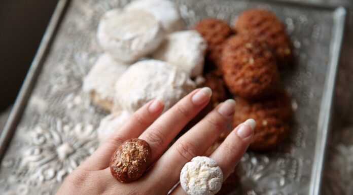 Μελομακάρονα και κουραμπιέδες έγιναν… δαχτυλίδια για δάγκωμα