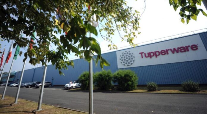 Κλείνει το εργοστάσιο της Tupperware στη Θήβα