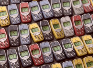 Η Gen Z στρέφεται στα κινητά παλιάς τεχνολογίας – «Κουράστηκε με τις οθόνες»