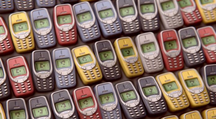 Η Gen Z στρέφεται στα κινητά παλιάς τεχνολογίας – «Κουράστηκε με τις οθόνες»