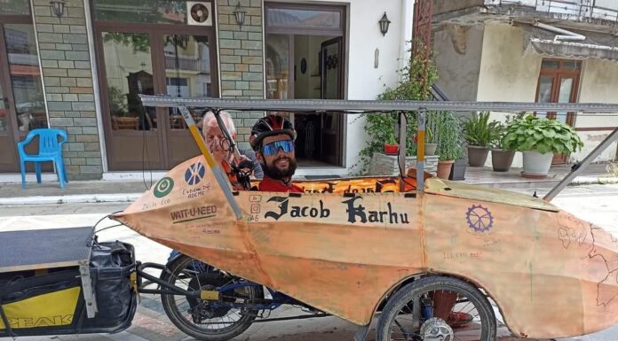 Στη Χαλκιδική έφτασε ο άνθρωπος που διέσχισε όλη την Ευρώπη με το ποδήλατό του