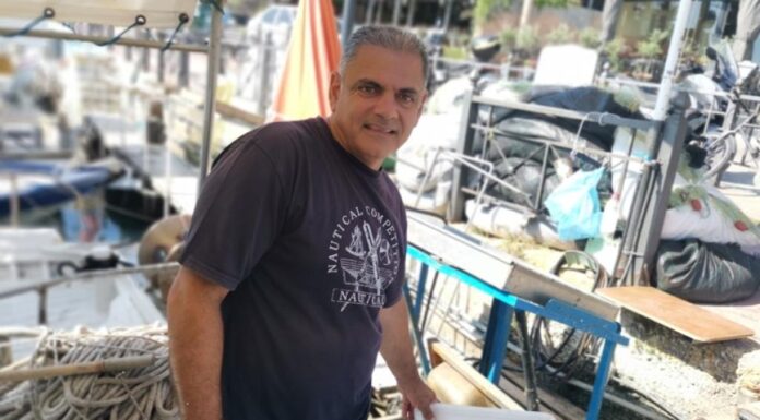 Ψάρια φρέσκα από το καΐκι στο πιάτο