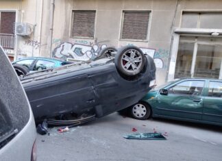 Ανατροπή οχήματος στην Δροσοπουλου