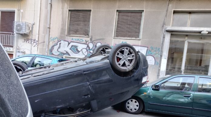 Ανατροπή οχήματος στην Δροσοπουλου