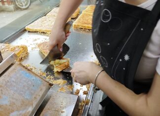 Το μπουγατσοπωλείο που δεν κλείνει ποτέ και ο κόσμος κάνει ουρές