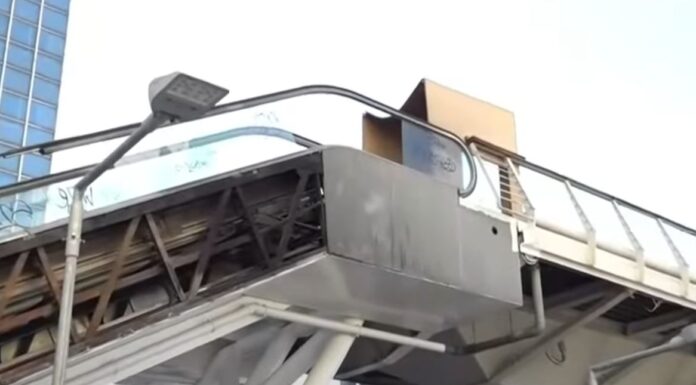 Πεζογέφυρα ΟΛΠ: Παραμένει εκτός λειτουργίας 13 μήνες μετά την πυρκαγιά