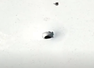 Αδέσποτη σφαίρα “προσγειώθηκε” σε ουρανό αυτοκινήτου