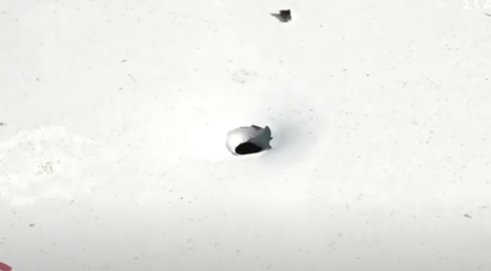 Αδέσποτη σφαίρα “προσγειώθηκε” σε ουρανό αυτοκινήτου