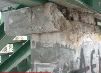 Ρωγμές στην πεζογέφυρα του ηλεκτρικού της Νέας Ιωνίας