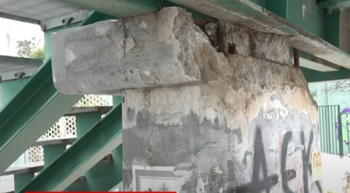 Ρωγμές στην πεζογέφυρα του ηλεκτρικού της Νέας Ιωνίας