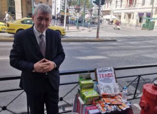 Ο μικροπωλητής της Ομόνοιας με το κουστούμι