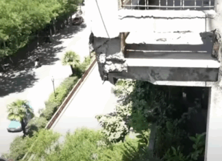 Μπαλκόνι κρέμεται στο κέντρο της Αθήνας