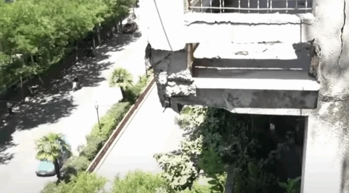 Μπαλκόνι κρέμεται στο κέντρο της Αθήνας