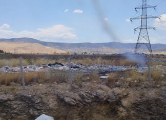 Ο προαστιακός με θέα…χωματερή