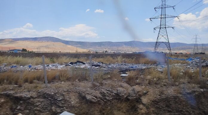 Ο προαστιακός με θέα…χωματερή