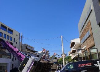 Γερανοφόρο έπεσε σε σπίτι στο Περιστέρι