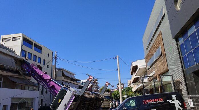 Γερανοφόρο έπεσε σε σπίτι στο Περιστέρι