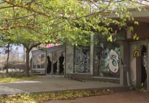 Μαραθώνας: Το τουριστικό περίπτερο σε κατάρρευση