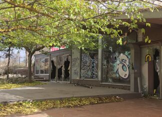 Μαραθώνας: Το τουριστικό περίπτερο σε κατάρρευση