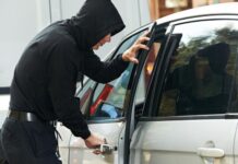 Δείτε πως ανοίγουν οι κλέφτες τα αυτοκίνητα με τηλεκοντρόλ