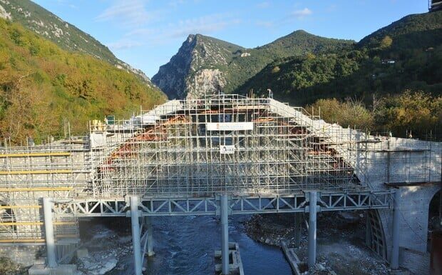 Αναστηλώθηκε το ιστορικό πέτρινο γεφύρι της Πλάκας