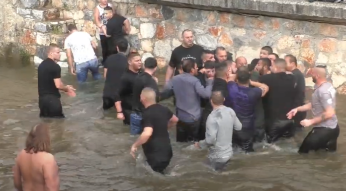 «Τίμιο ξύλο» στη Φλώρινα: Βούτηξαν να πιάσουν τον Σταυρό και πλακώθηκαν