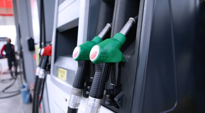 Μειώνονται οι τιμές των καυσίμων -Τι γίνεται με το πετρέλαιο θέρμανσης