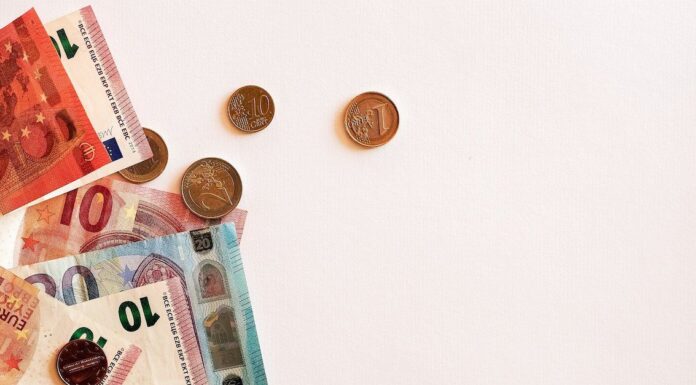 Τι λένε οι πολίτες για την αύξηση του κατώτατου μισθου