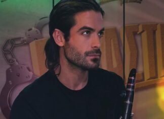 Ο Άρης Μουγκοπέτρος παίζει κλαρίνο και στέλνει μήνυμα: «Κάποιες επιστροφές γράφονται με δάκρυα»